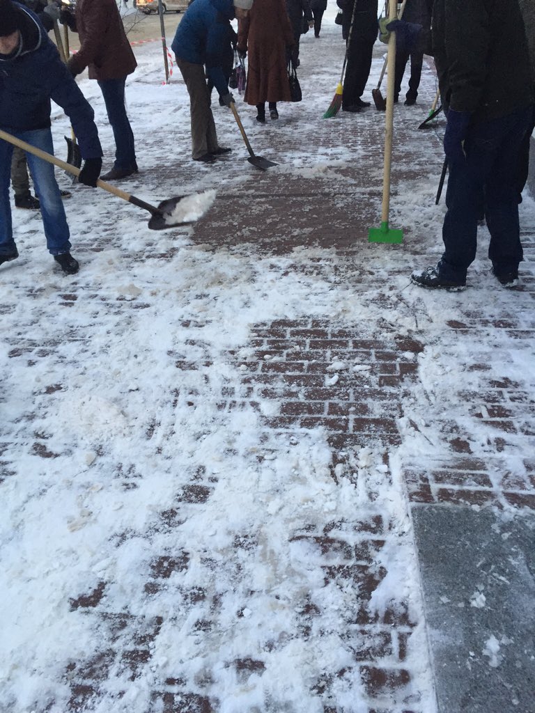 КУГИЗ с 7 утра на очистке тротуаров! Будет чисто!