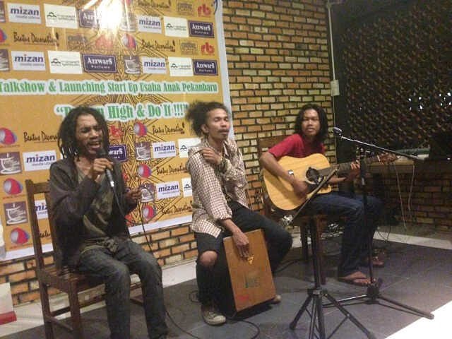 RMArrasuly's tweet photo. Akustik at Coffee Tjiek @MadeinMade_aceh @iloveaceh @BujroeAceh https://t.co/1LimrZ8m3F