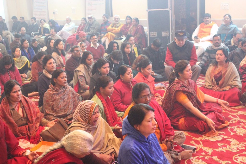 ArtofLiving's tweet photo. #WCFCountdown: #OneWorldMeditation with @SriSri & Mahamrityanjaya Homa with @M_Lekhi ji & 350+ devotees at Delhi! https://t.co/A3MaBibs1t