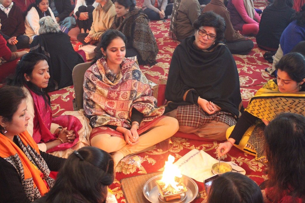 ArtofLiving's tweet photo. #WCFCountdown: #OneWorldMeditation with @SriSri & Mahamrityanjaya Homa with @M_Lekhi ji & 350+ devotees at Delhi! https://t.co/A3MaBibs1t