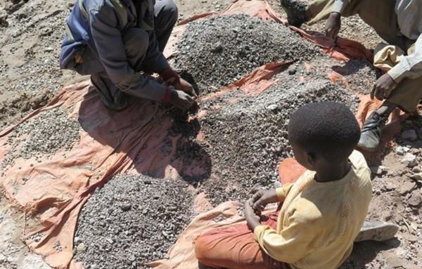 eNCA's tweet photo. Is your cellphone powered by child labour? https://t.co/JLi6YaTIGu https://t.co/fQSNoxKUg1
