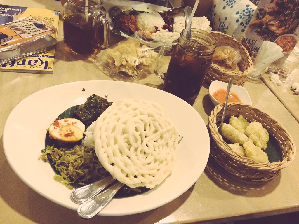 Lunch with BFFs at <a href="/LumpangEmas/">Lumpang Emas</a> PangPol.. Yummy to da' max.. Thank you for d 10% discount, <a href="/LumpangEmas/">Lumpang Emas</a> ... 😘🙏🏻👭🍚👅🍳