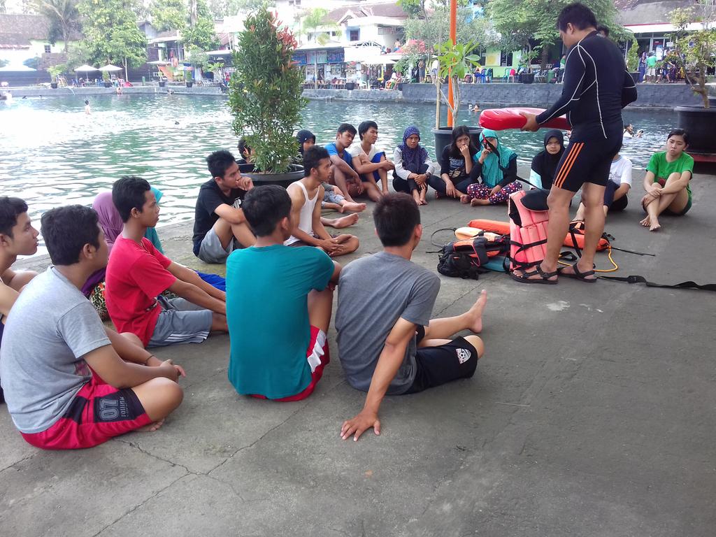 Pelatihan penyelamatan diri di air