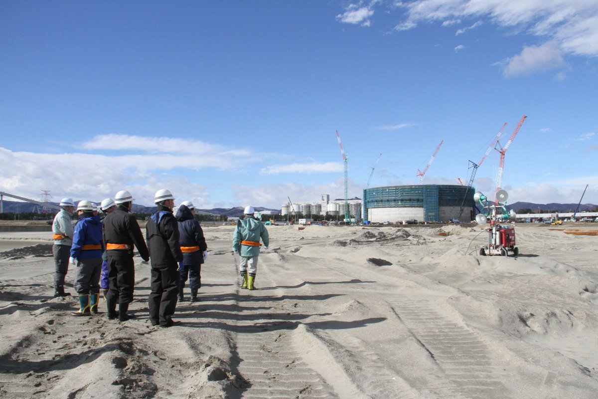 相馬市 相馬 ｌｎｇ基地 国土交通省の協力を得て湾内からｌｎｇ 液化天然ガス 受け入れ基地を今日視察しました 写真は国内最大級となる23万キロリットルのｌｎｇ貯蔵タンク1基の建設状況 後方は 相馬共同火力発電 のバイオマスサイロです T