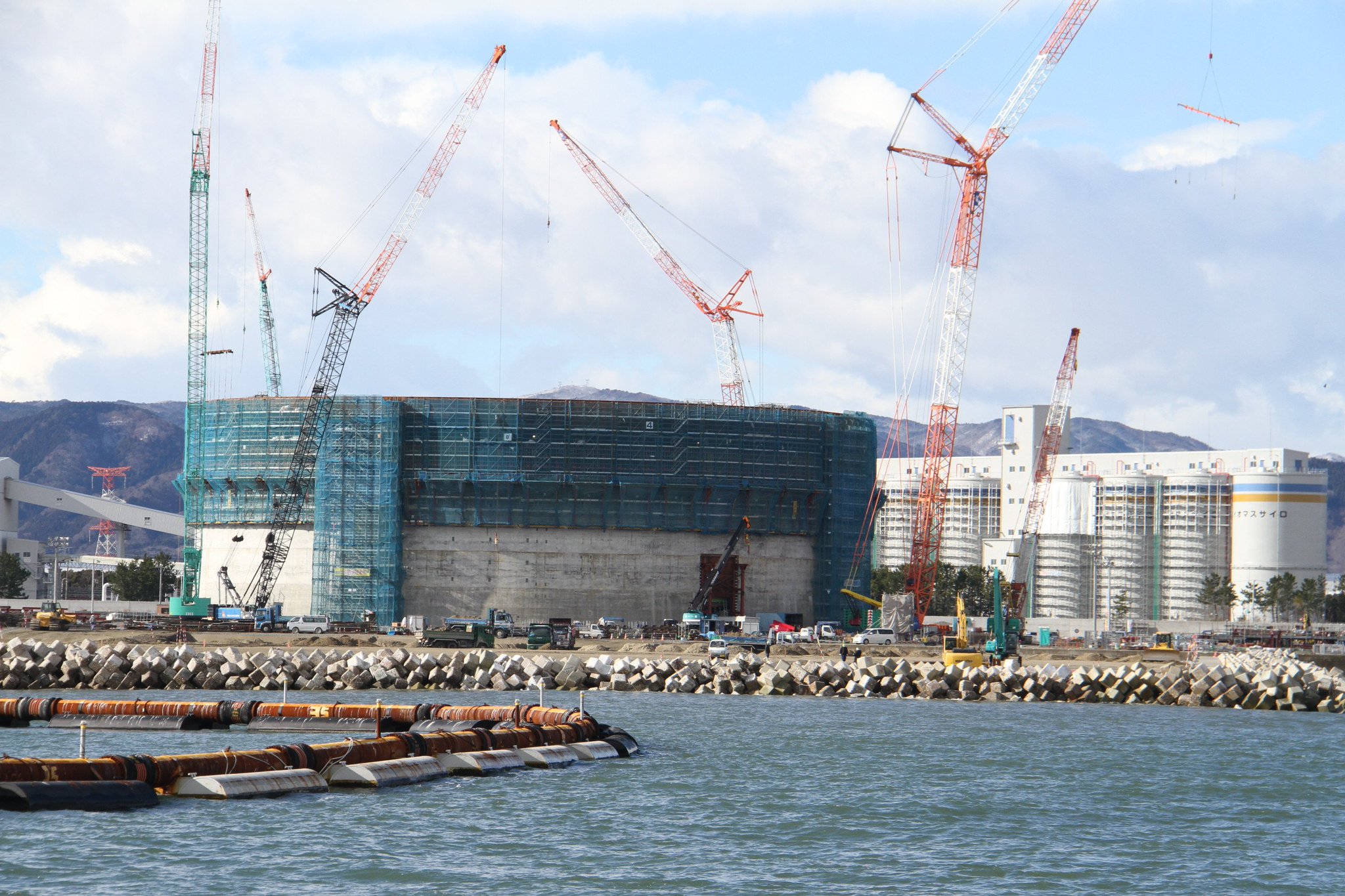 相馬市 相馬ｌｎｇ基地 国土交通省の協力を得て湾内からｌｎｇ 液化天然ガス 受け入れ基地を今日視察しました 写真は国内最大級となる23万キロリットルのｌｎｇ貯蔵タンク1基の建設状況 後方は 相馬共同火力発電