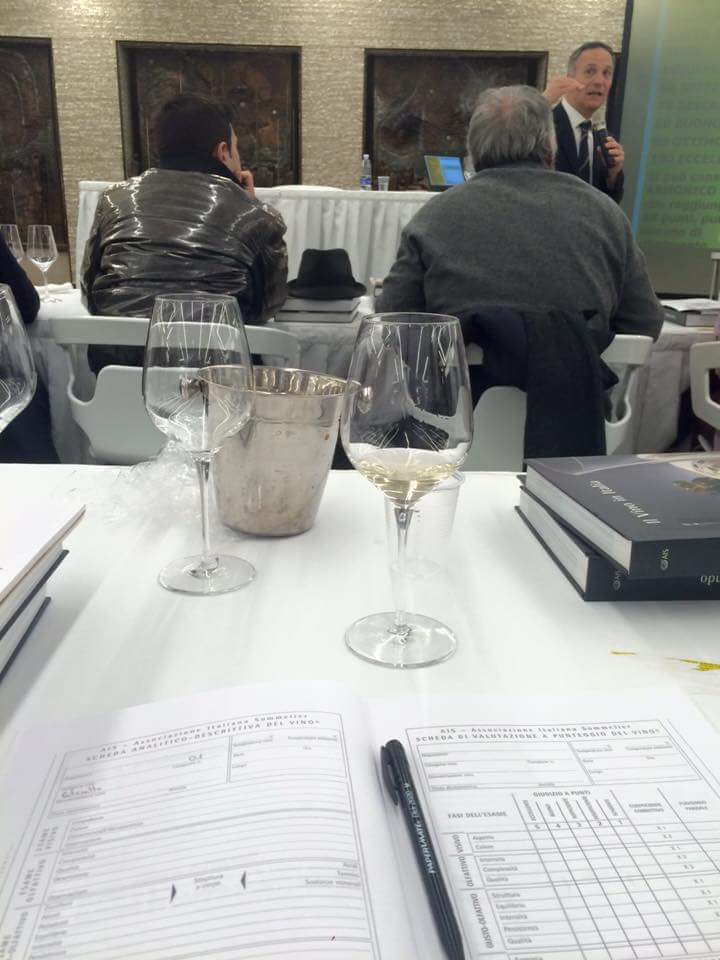 AIS_Ragusa's tweet photo. Partenza del #2livelloais a Ragusa con 45 iscritti al corso. Let's wine! @AIS_Ragusa https://t.co/35lBYTLRjD