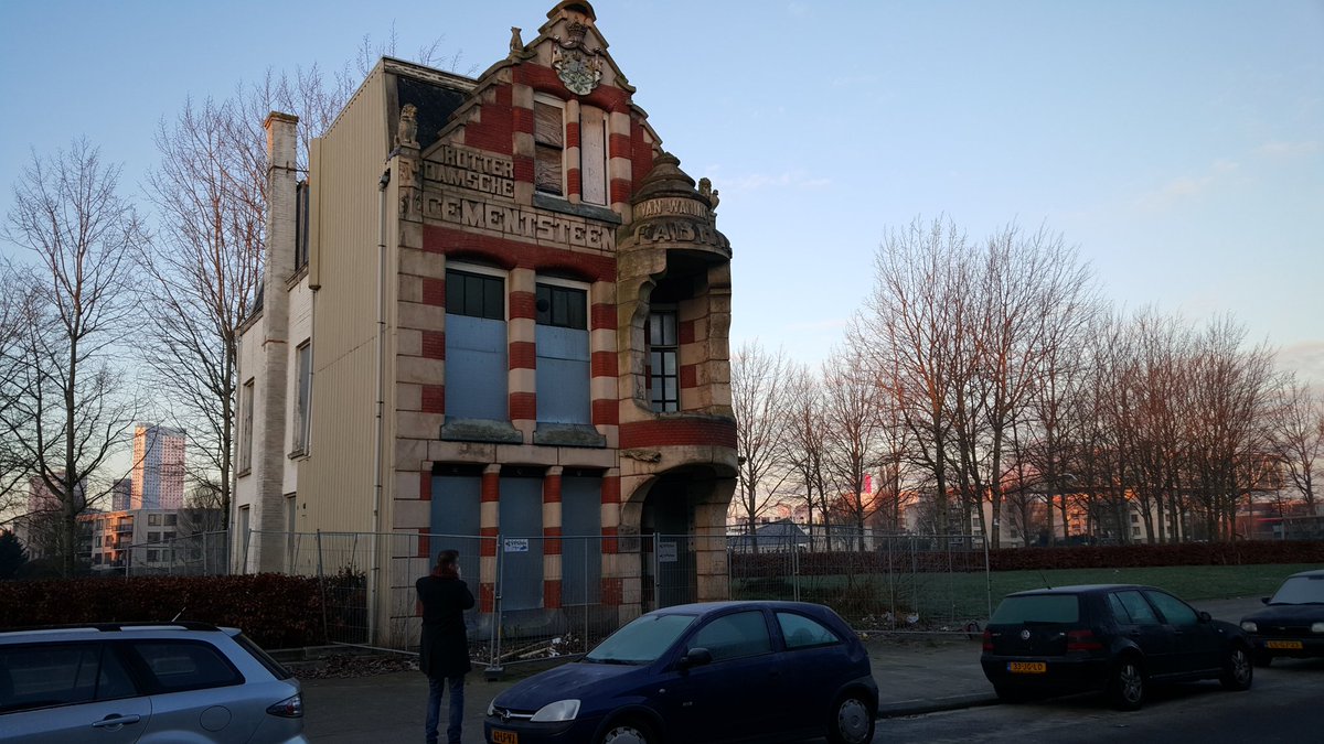 maikelcoomans85's tweet photo. Één van de oudste panden @rotterdam rot al jaren weg :(  Kan er iets aan gebeuren @College010 ? @RTV_Rijnmond https://t.co/GsYHics8XM