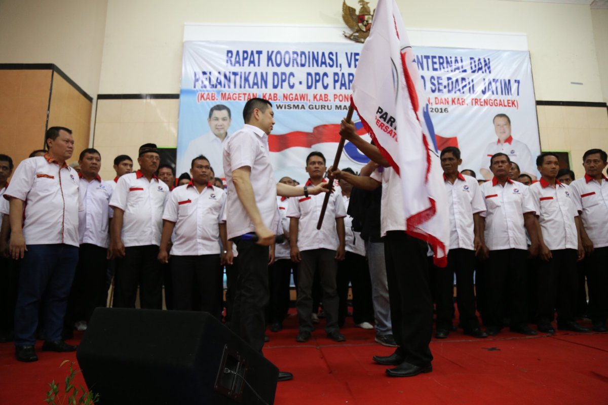 PartaiPerindo's tweet photo. Ketum Bpk @Hary_Tanoe menyerahkan pataka kepada perwakilan DPC Dapil VII Jatim #PerindoMagetan https://t.co/kkOY1OfvFW