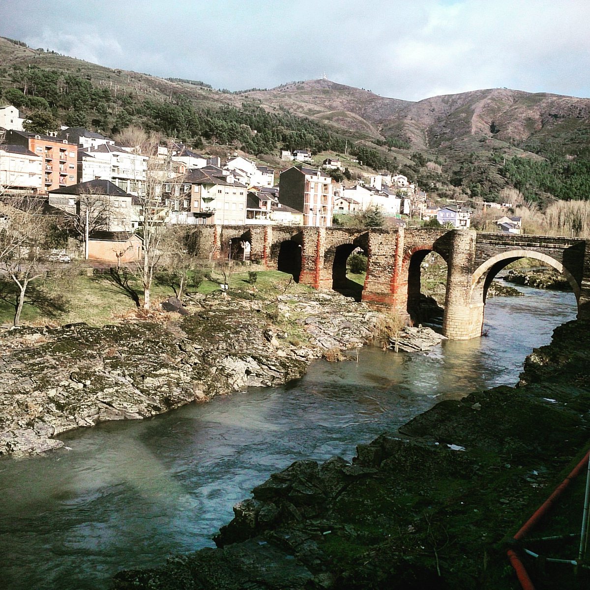 RocioCocinaAbue's tweet image. En #obarcodevaldeorras. Comiendo en @mesonmuseo antes de preparar su #botelo para el taller. Río #sil