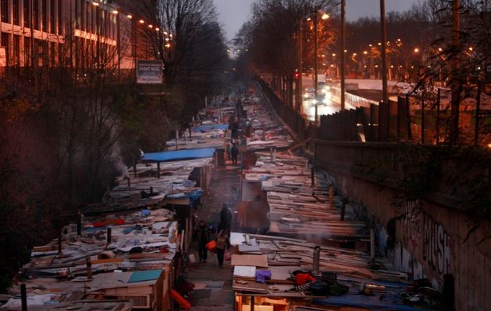 Bidonville à Paris, quelle prise en charge pour les familles roms ?
la-croix.com/France/Exclusi… #LaCroix2016