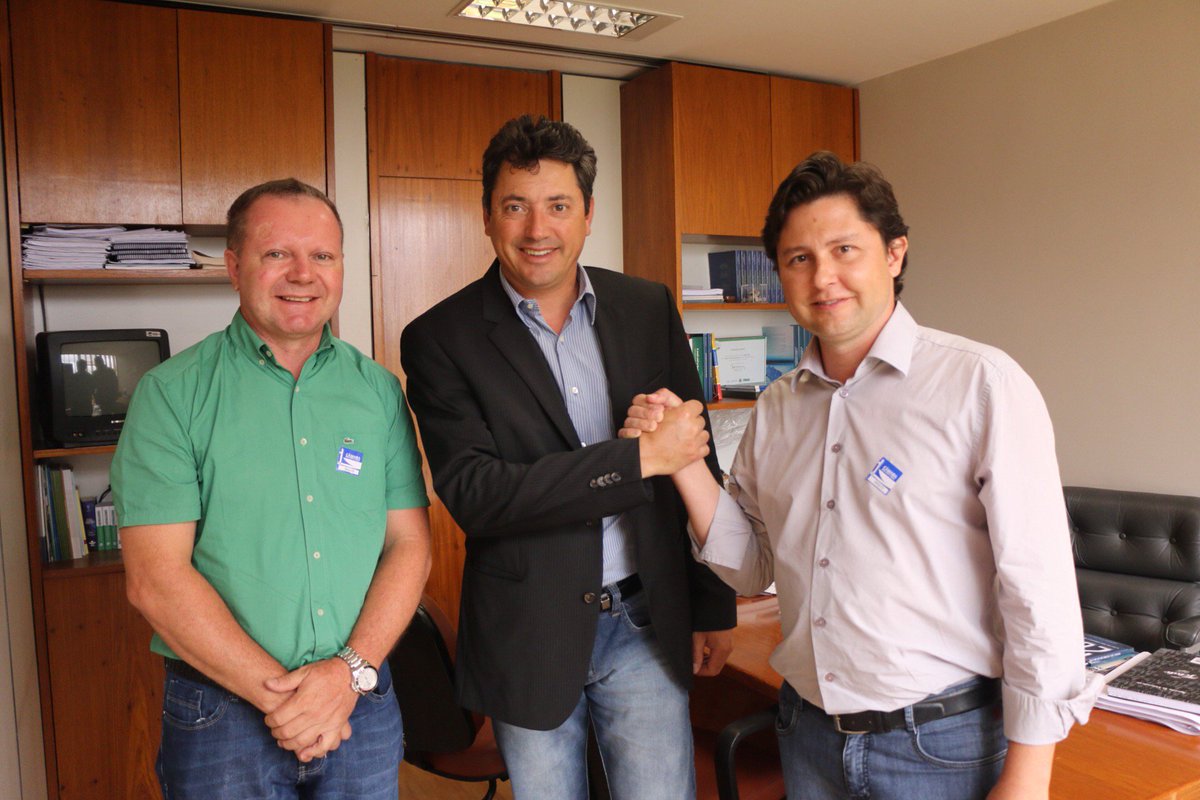 _sergiosouza's tweet photo. Recebi no gabinete o pref. de #Palotina e pres. da #Ciscopar, Jucenir Stentzler e o sec. executivo, Vilmar Covatti. https://t.co/PwcOtwI4VK