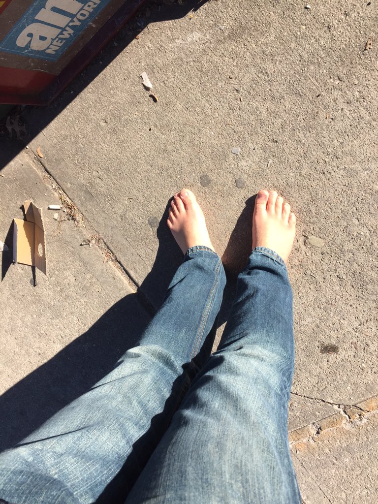 BklynBarefooter's tweet photo. #coldtemp 27F / -5C in #NYC. What am I wearing on my #feet? #nada! #barefoot #happy #winter #brooklyn #january #cold https://t.co/BbzMgoLin6