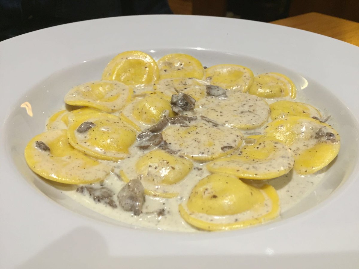 Leondecerca's tweet photo. Saboreando auténtica comida italiana en @ginosleon ¡De rechupete! #Leonesp #León https://t.co/fQ765rmrAa