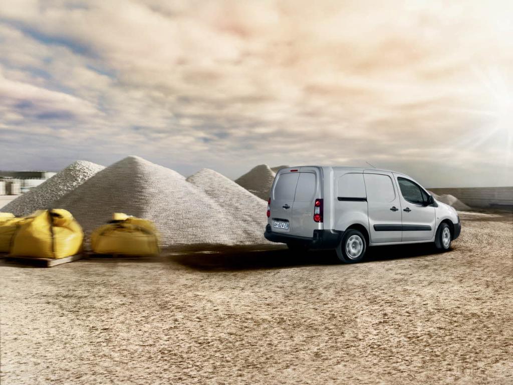 PeugeotFR's tweet image. Au volant de votre #PeugeotPartner, restez connecté avec le #MirrorScreen ! bit.ly/mirrorScreen