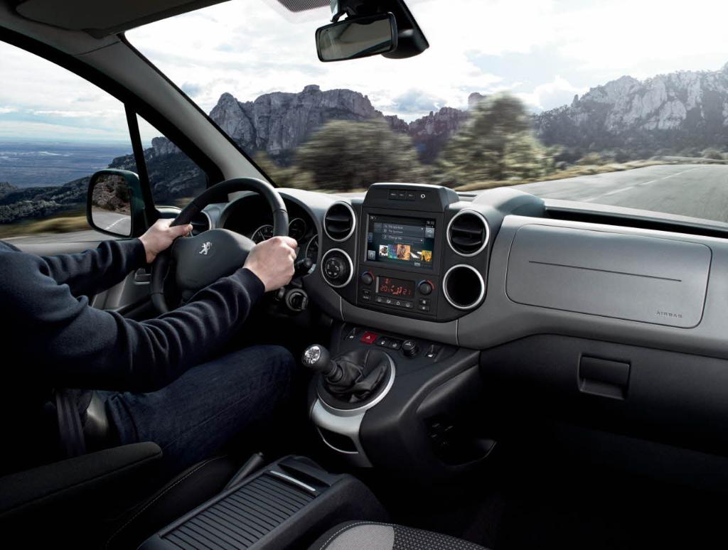 PeugeotFR's tweet image. Au volant de votre #PeugeotPartner, restez connecté avec le #MirrorScreen ! bit.ly/mirrorScreen