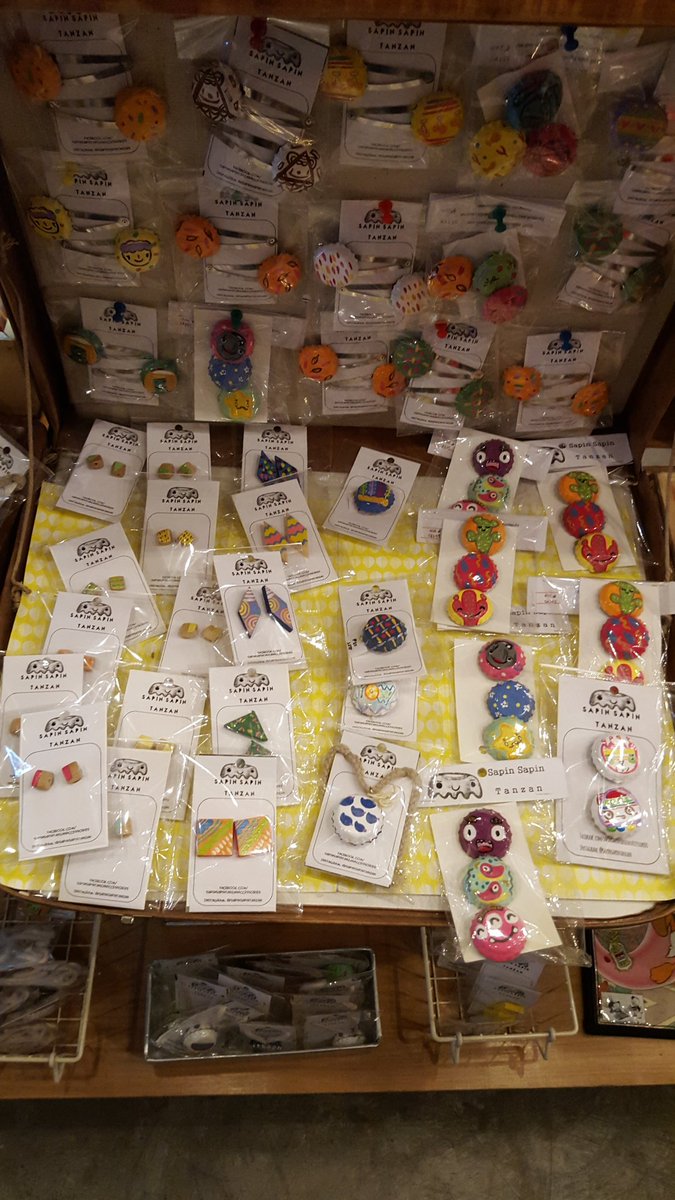 joeyalarilla's tweet image. Accessories made from upcycled bottle caps by #SapinSapinTanzan at #CommonRoomPH .