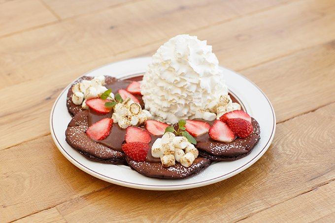 fashionpressnet's tweet photo. エッグスンシングスからバレンタイン限定、濃厚チョコのパンケーキ＆ホットチョコレートが発売 https://t.co/5okRMNZxS8 https://t.co/KNpfOGSN2X