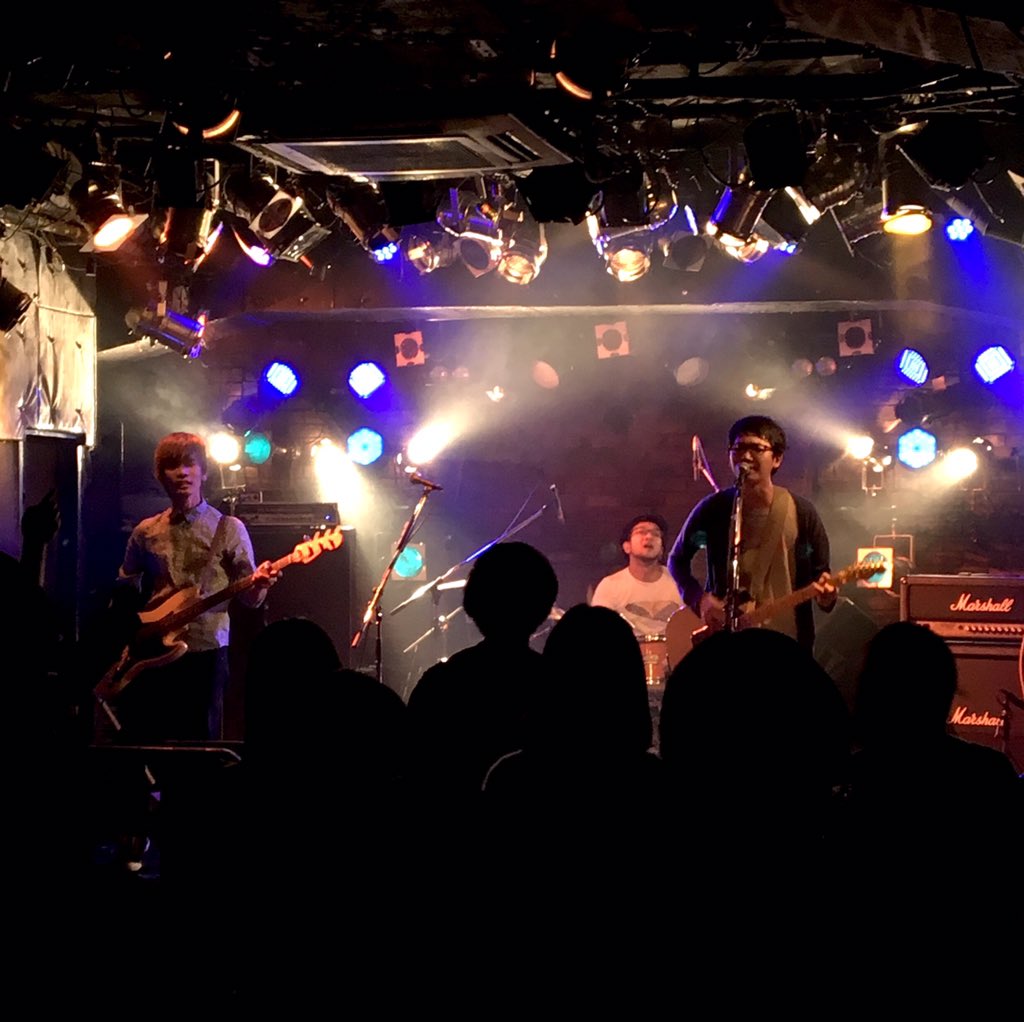 kichijoji_pk's tweet photo. 2バンド目はスカーフです♡
明日にはミニアルバム「やさしい音楽」が全国発売されます*\(^o^)/*
来週1/24のレコ発ライブにはドラムとみーさんも復活するので、目が離せないですよー！！ス��ーフ大好き♡
(とーま) https://t.co/d7zLxRnyfA