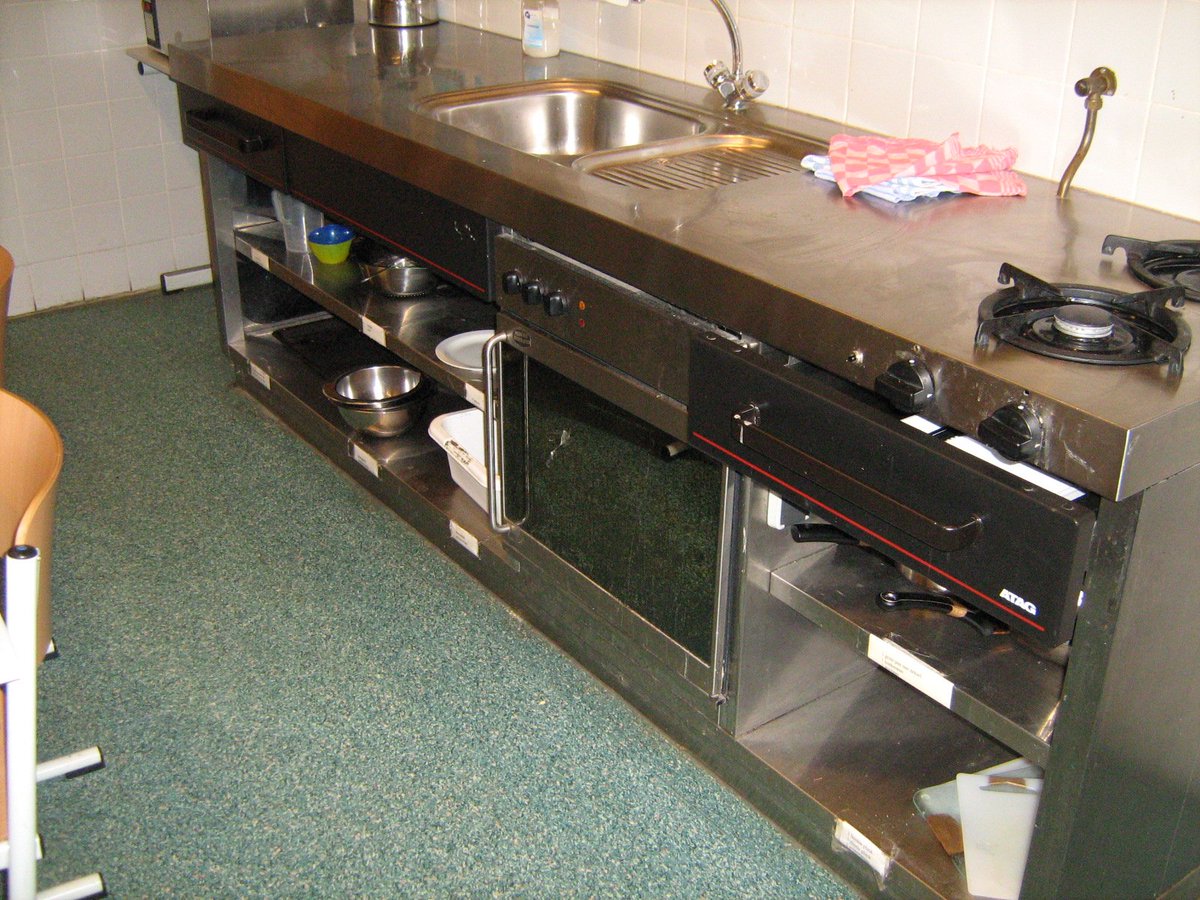 Prachtige Atag leskeuken! € 895,-
 - 2 zone kookplaat
 - 60cm oven
 - Spoelbak
 - En voldoende werkruimte!