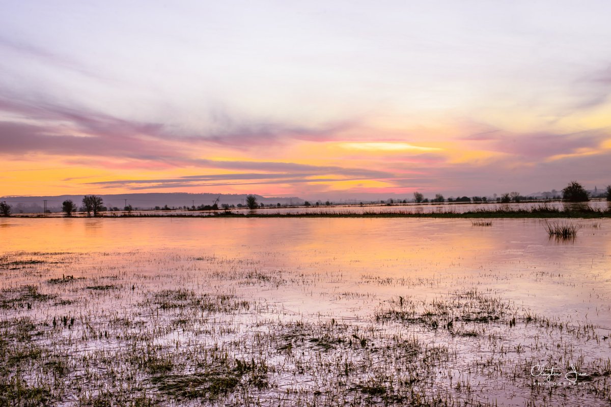 CJphotos1's tweet photo. @dredgetherivers @TauntonsToneFM @LordParkerPhoto @CraigStoneUK @SomersetLifeEd This Morning  @VisittheLevels https://t.co/tGJJjizjVo