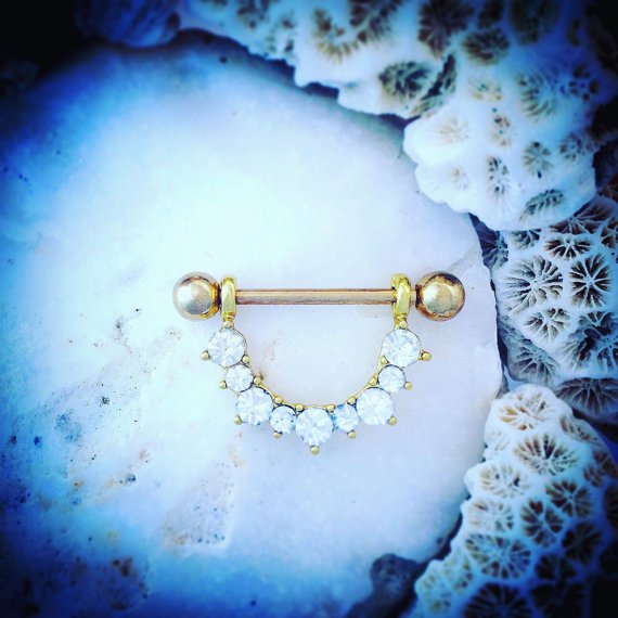 ThrowBackAnnie's tweet photo. Gold Crystal #nipplebar
Shop https://t.co/EhU4QvFi12
#nipplesheild #pierced #love #throwbackannie #nipplering #trend https://t.co/GVacz3er3P