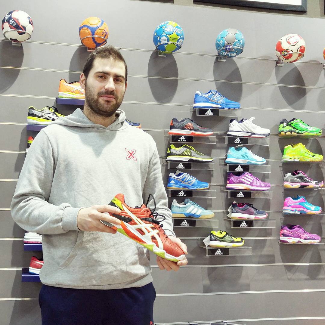 Visita de <a href="/danicerqueira1/">dani cerqueira</a> del <a href="/balonmancangas/">Balonmán Cangas</a> para equiparse con las Gel Sensei 6. Mucha suerte!  #Balonmano #asics