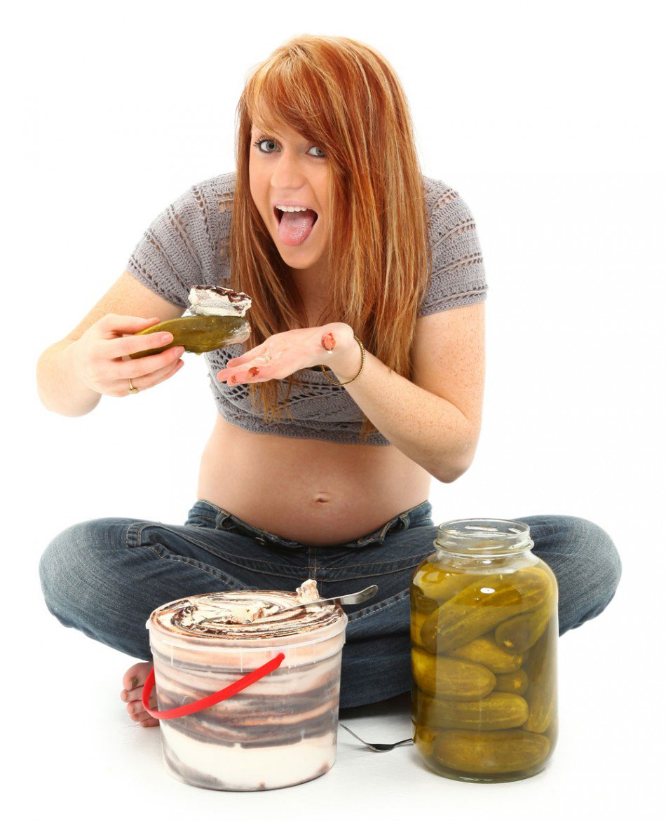 Беременность питание. Почему беременной хочется огурцов. Почему огурцы вызывают изжогу. Чего не хватает организму. Тянет на солененькое.
