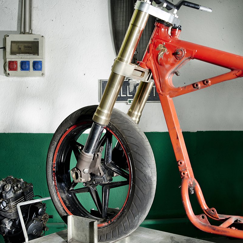 ANDREA_SEGLIANI's tweet photo. #photoshoot for @officinemeccanichesegliani
waiting for the mechanics parts
#StillLife #caferacer https://t.co/pOXtm3sQfB