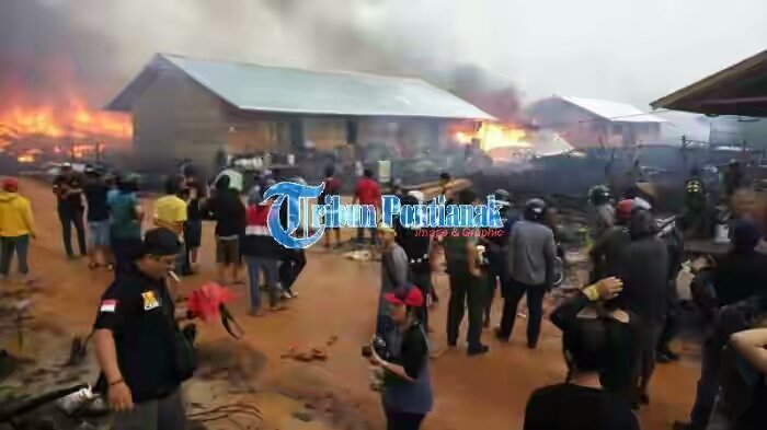 InfoFire_'s tweet photo. Massa membakar pemukiman warga eks Gafatar di Moton Panjang, Kab.Mempawah #Kalbar, Selasa (19/1/16) #TribunPontianak https://t.co/Hfdv6ZswGA