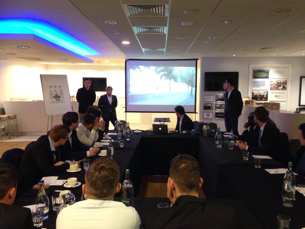 hr_smm's tweet image. Studenten @hr_smm @hsrotterdam presenteren over &apos;Fan culture in football&apos; in de boardroom v/h @EtihadStadiumAU @MCFC