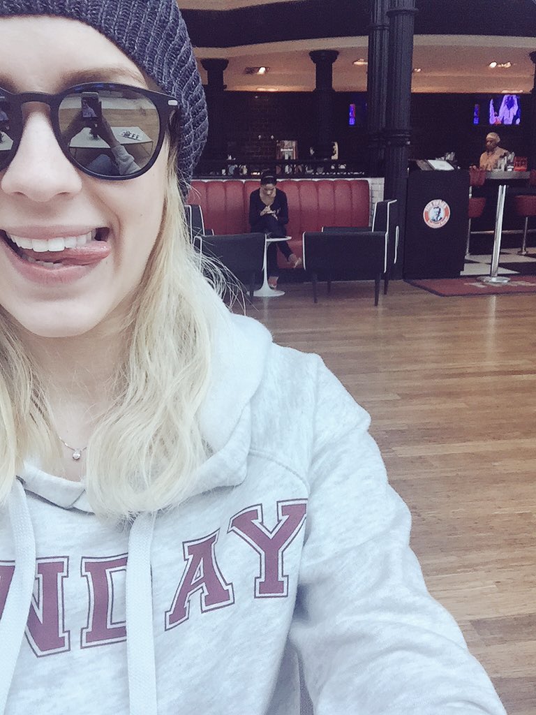 sophiaabrahao tweet picture