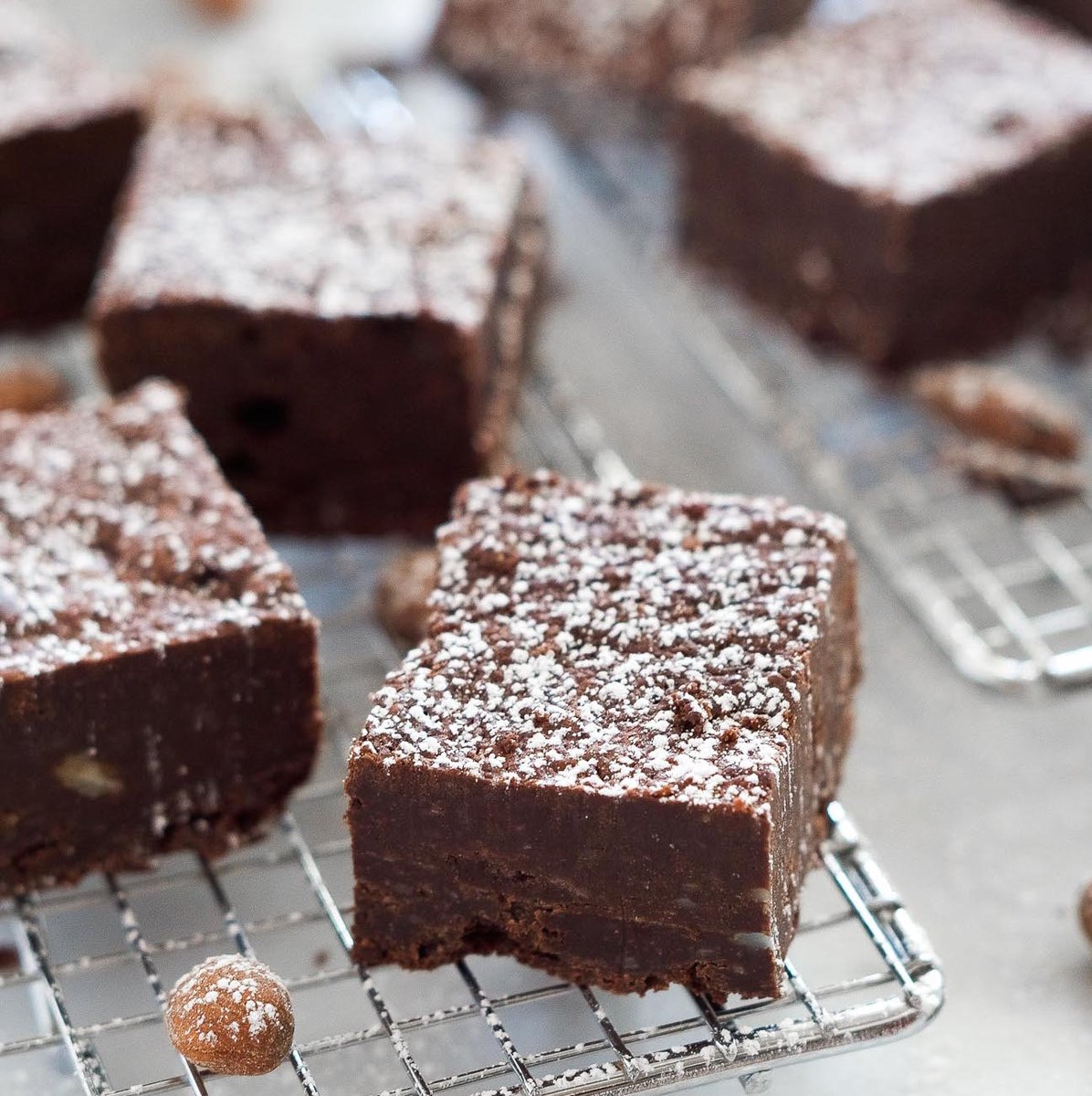 Dinnersdishes's tweet photo. RT @withsaltandwit "Fudgy Almond Butter Flourless #Brownies #LifewithLess @truvia #ad #glutenfree https://t.co/9DwIjqNF74"