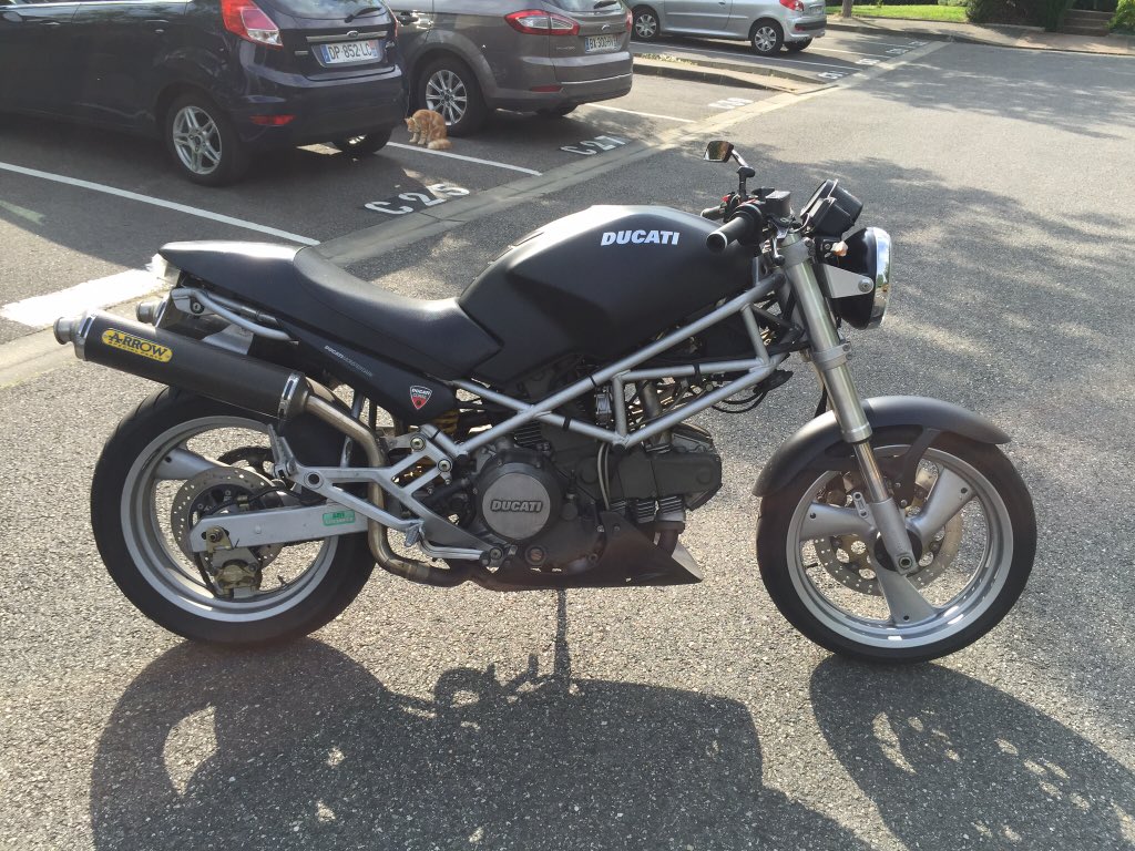 Lolinetteu's tweet photo. My babes 😻🏍✌🏻️#yamaha #R6 #ducati #monster600 #motorcycle #ridesafe https://t.co/yKDbYR86FK