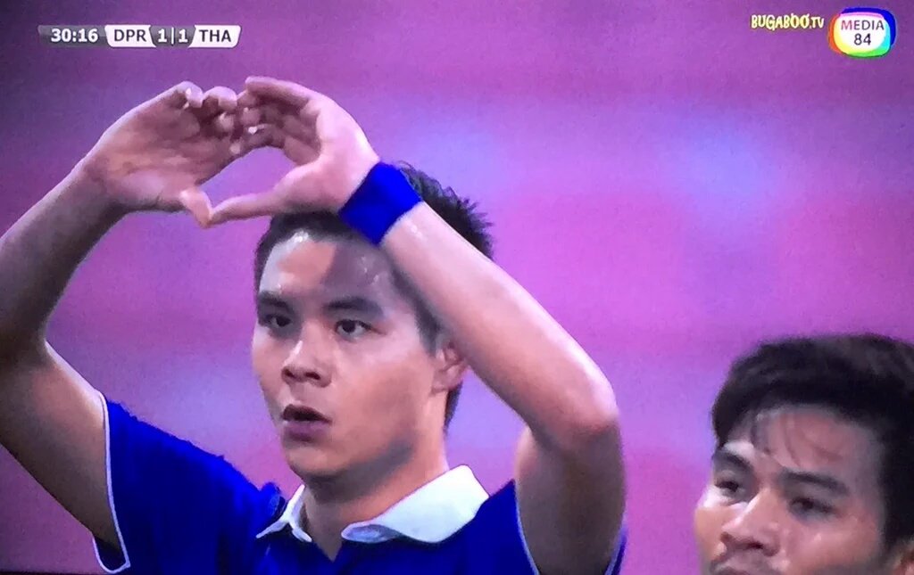 kamonchanokMee's tweet photo. เจ : พี่ต้นเค้าหล่อ...เค้าควรเป็นแฟนผม #ต้นเจ #บอลไทย https://t.co/FwvZAzeaVs