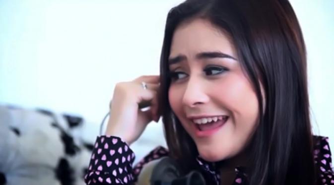 Vote <a href="/PrillyBie/">Prilly ☘️</a> sebagai “Penyanyi Solo Wanita Paling Dikagumi 2016” Caranya dengan RETWEET foto ini!