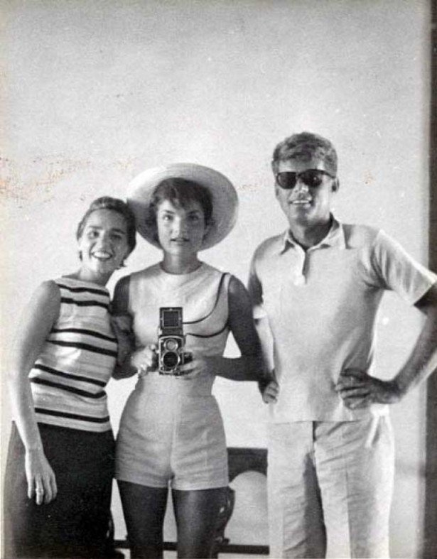 MAÑANA #MuseumSelfieDay  No se trata de una foto típica para el fb, sino de la familia Kennedy en 1960 #MuseoAlmeria