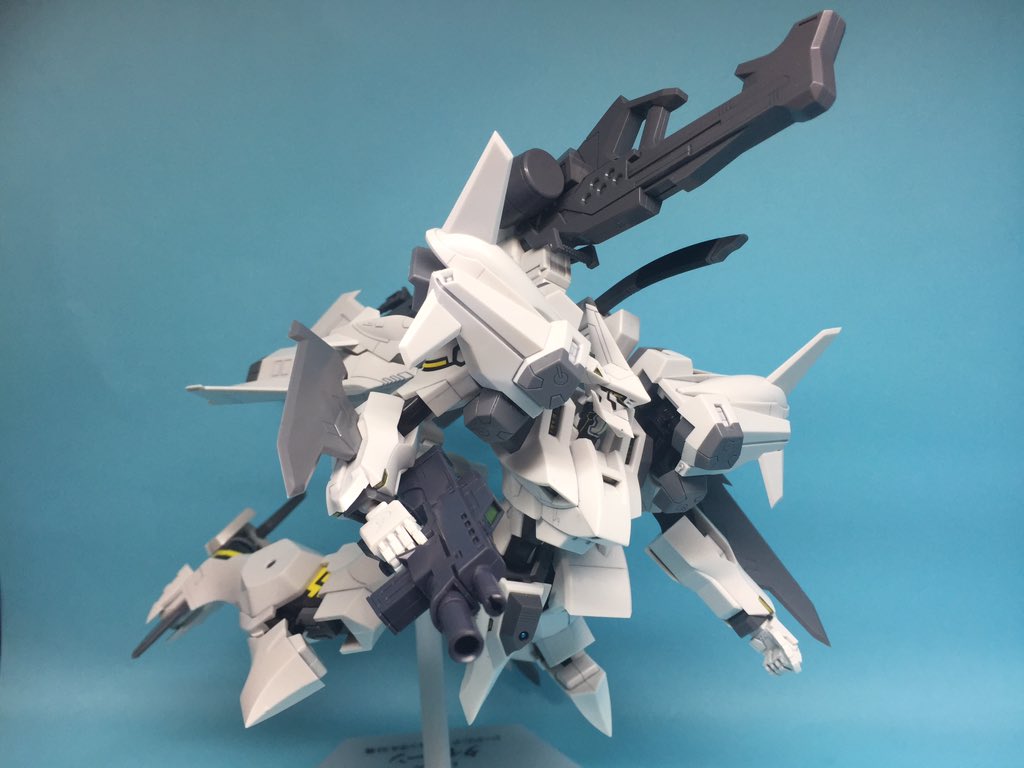 刃座鬼 セイバー沼稼働中 コトブキヤ ノンスケール タイフーン ジークリンデ ファーレンホルスト機 トゲトゲ痛い じゃなくてとてもシャープな造形 手の内出血から目をそらせば非常に良いキット 肩が大きく引き出せて中隊支援砲も両手でバッチリ 背負わせ