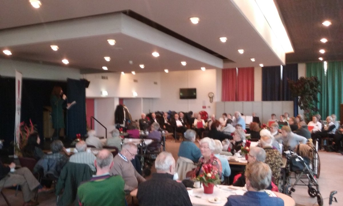 Gezellige drukte bij de nieuwjaarsbijeenkomst van <a href="/SamenHoograven/">SamenHoograven</a> en <a href="/HHoograven/">Huiskamer Hoograven</a> #hoograven #gezellig