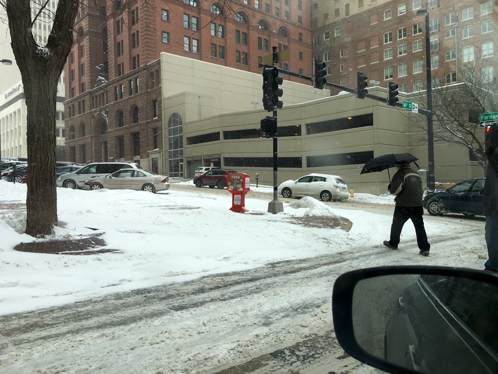 Todder4News's tweet photo. Why do the downtown streets get so little attention? #omasnow https://t.co/zGFrUZdPEh