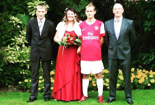 soootir's tweet photo. هوادار توپچی ها با کیت کامل با��گاه #آرسنال داماد شد
Arsenal fan gets married in full kit
.
.
.
#توپچی #داماد #لیگ_ا… https://t.co/HJdfqDVAjj
