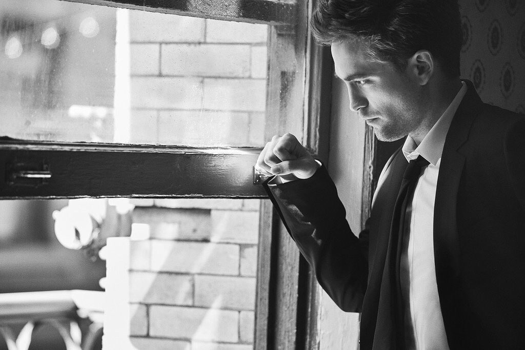 lifeloveartfilm's tweet photo. #RobertPattinson #itDior #DiorRob #PeterLindbergh @Dior https://t.co/mzoxKIvXji