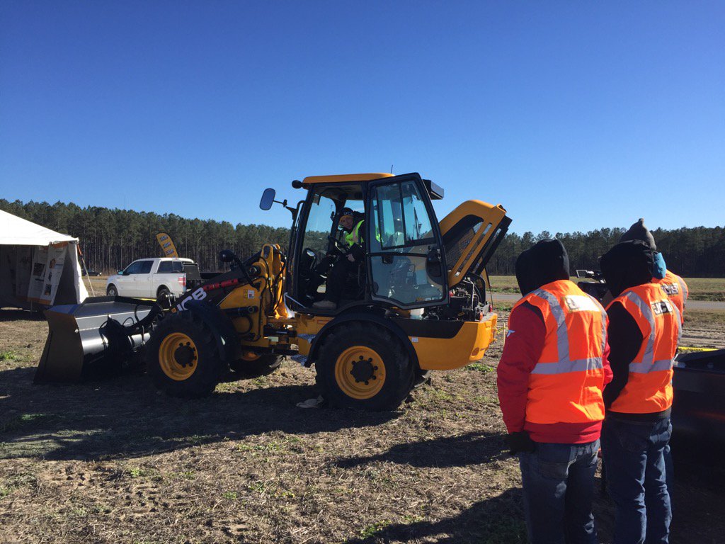 StewDicko's tweet photo. Great day to be learning about the JCB 409 Agri down in Savannah #jcbfielddays @SCEJCB @JCBna @JCBAgriculture https://t.co/97SfXOihE3