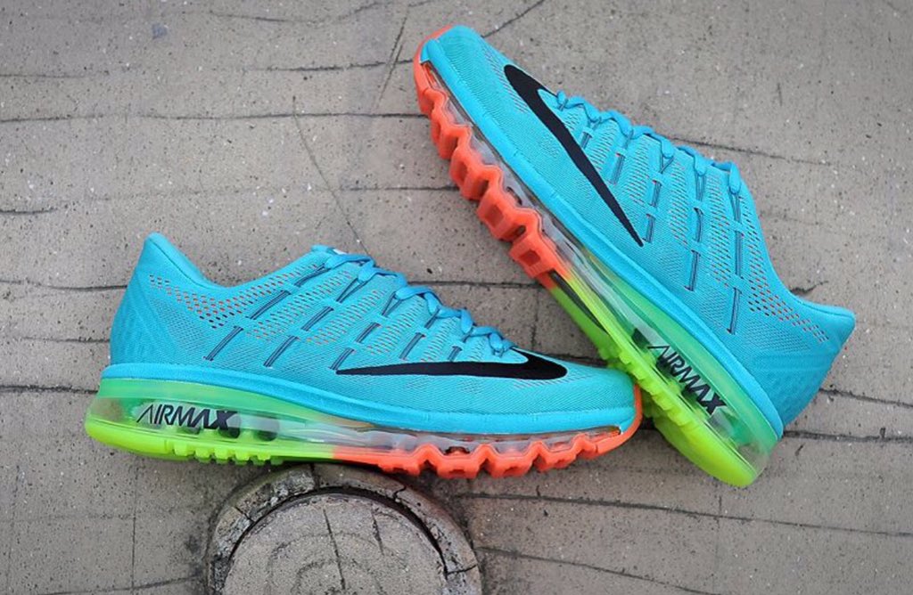 SneakerAppareI's tweet photo. Retweet for left 
Fav for right 
🔥🔥 https://t.co/W1L9ikbNgW