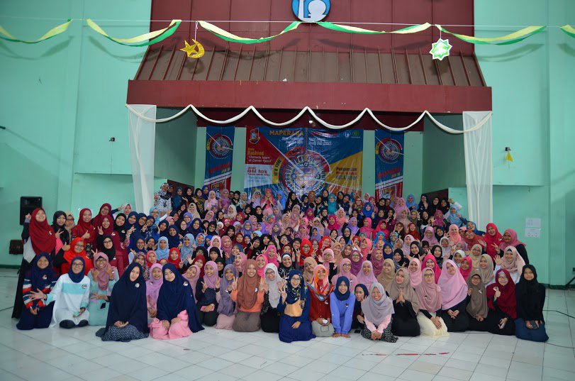 ppabyiscalazhar's tweet photo. Dan inilah keluarga baru :) @yisc_alazhar Akhwat angkatan Januari 2016 #maperabajan2016 #muslimaction https://t.co/qZx6yPFhB6