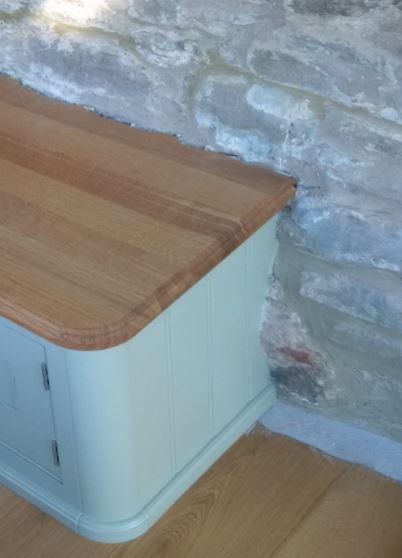 TheOfficialMWF's tweet image. This #MarkWilkinson #CooksKitchen needed scribing to the stone wall