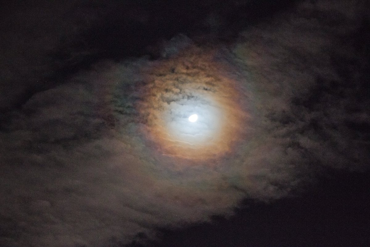 Rainbow halo around the moon last night #lunarhalo, image size:1200x800