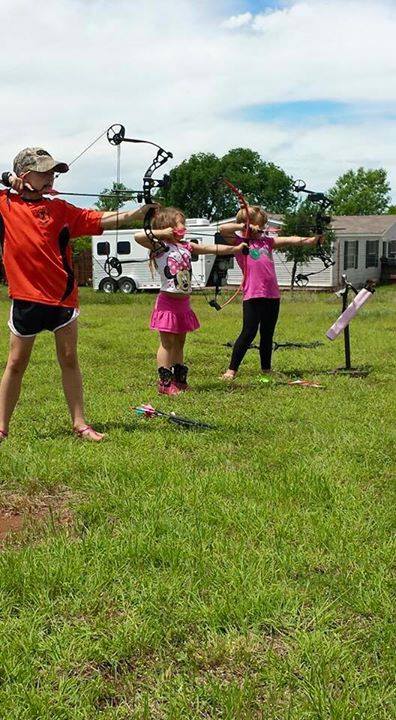 DiamondArchery's tweet photo. Check out these little ones tearing it up with their #DiamondAtomic bows! #PassItOn https://t.co/CluUKCCyPj