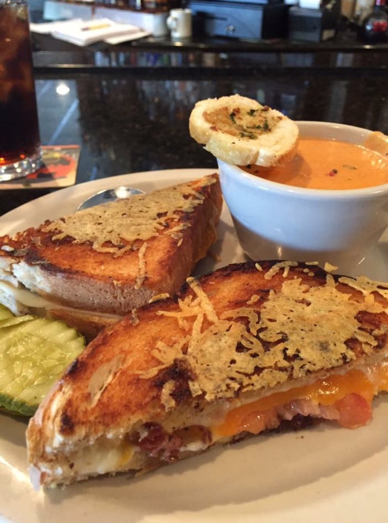 WaltsOtherPub's tweet photo. Our lunch special today! Ultimate grilled cheese with cream of tomato soup or chili. #ultimategrilledcheese #yum https://t.co/LGAU6QPOvH