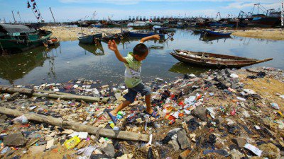 WGNNews's tweet photo. There will be more plastic than fish in oceans by 2050 https://t.co/FRW12dHVTK https://t.co/2uS1OqWbn7