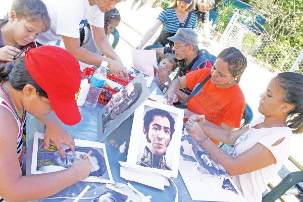 #Momentos Niñas, niños y Jóvenes recrearon rostro de Simón Bolívar en la plaza Los Museos <a href="/JAlejandroTeran/">José Alejandro Terán</a>